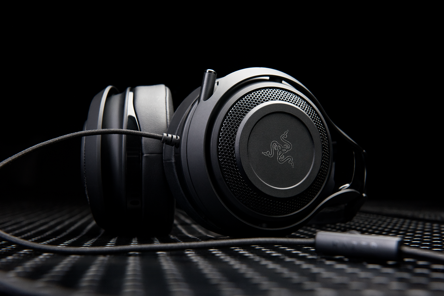 Razer наушники 7.1. Смартфон с наушниками. Рейзер микро. Наушники на войну.